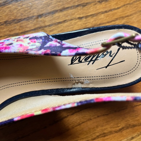 Trotters Dea Floral Print Micro Suede Slingback Pumps. - Picture 2 of 5